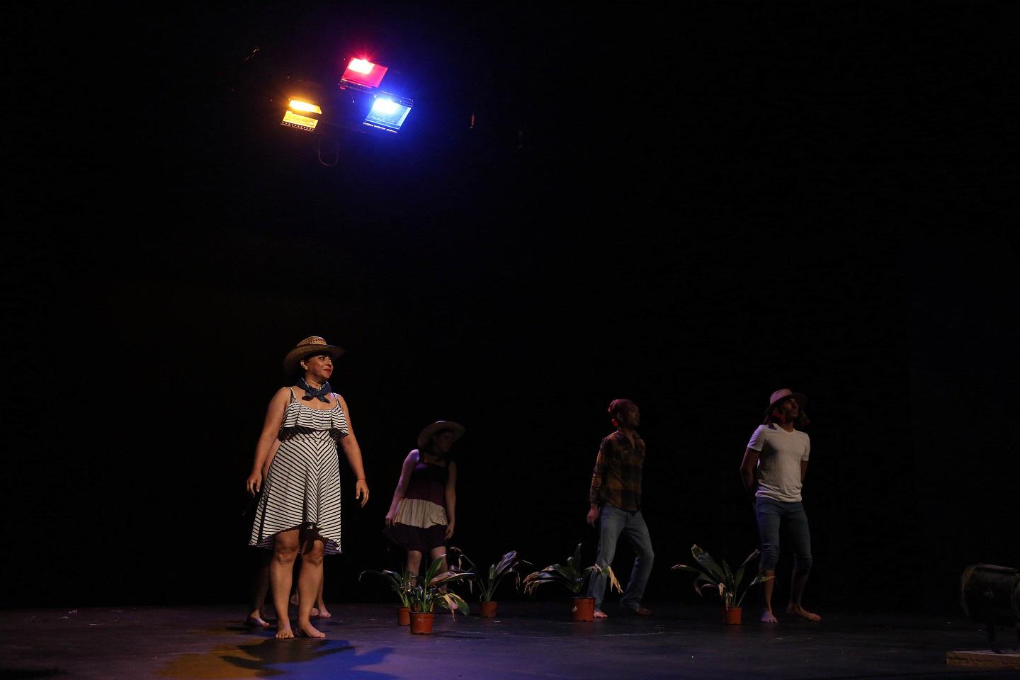 $!En Danza se presentó la coreografía ‘Nostalgia de unos ojos viajeros’, por Robert Espin, en el Teatro Socorro Astol.