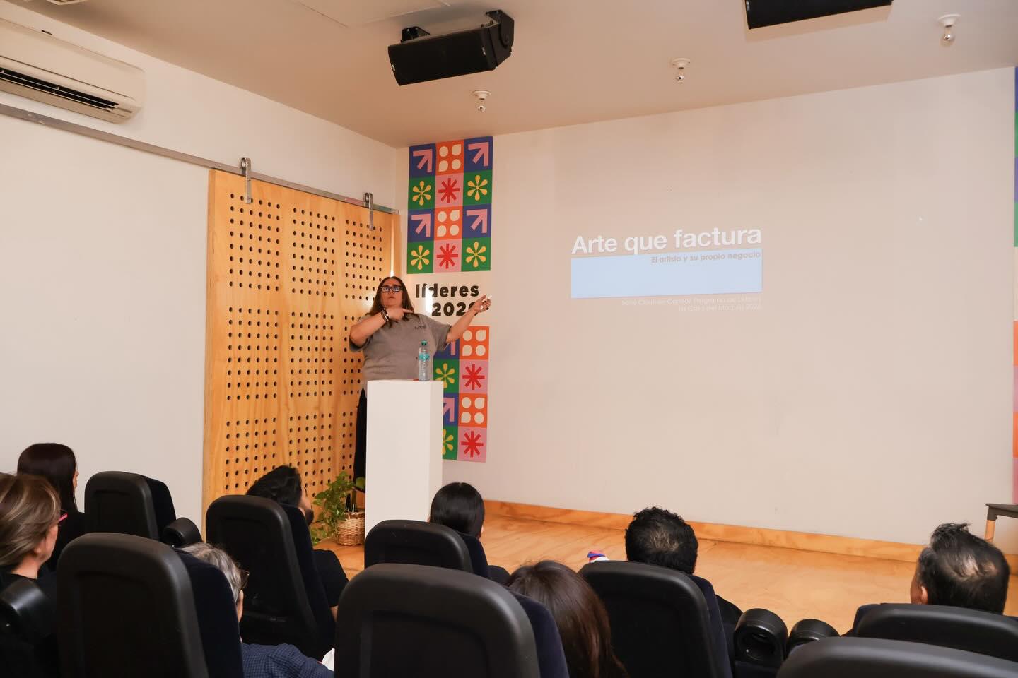 $!La artista comparte recomendaciones importantes de cómo ser un microempresario dentro del arte.