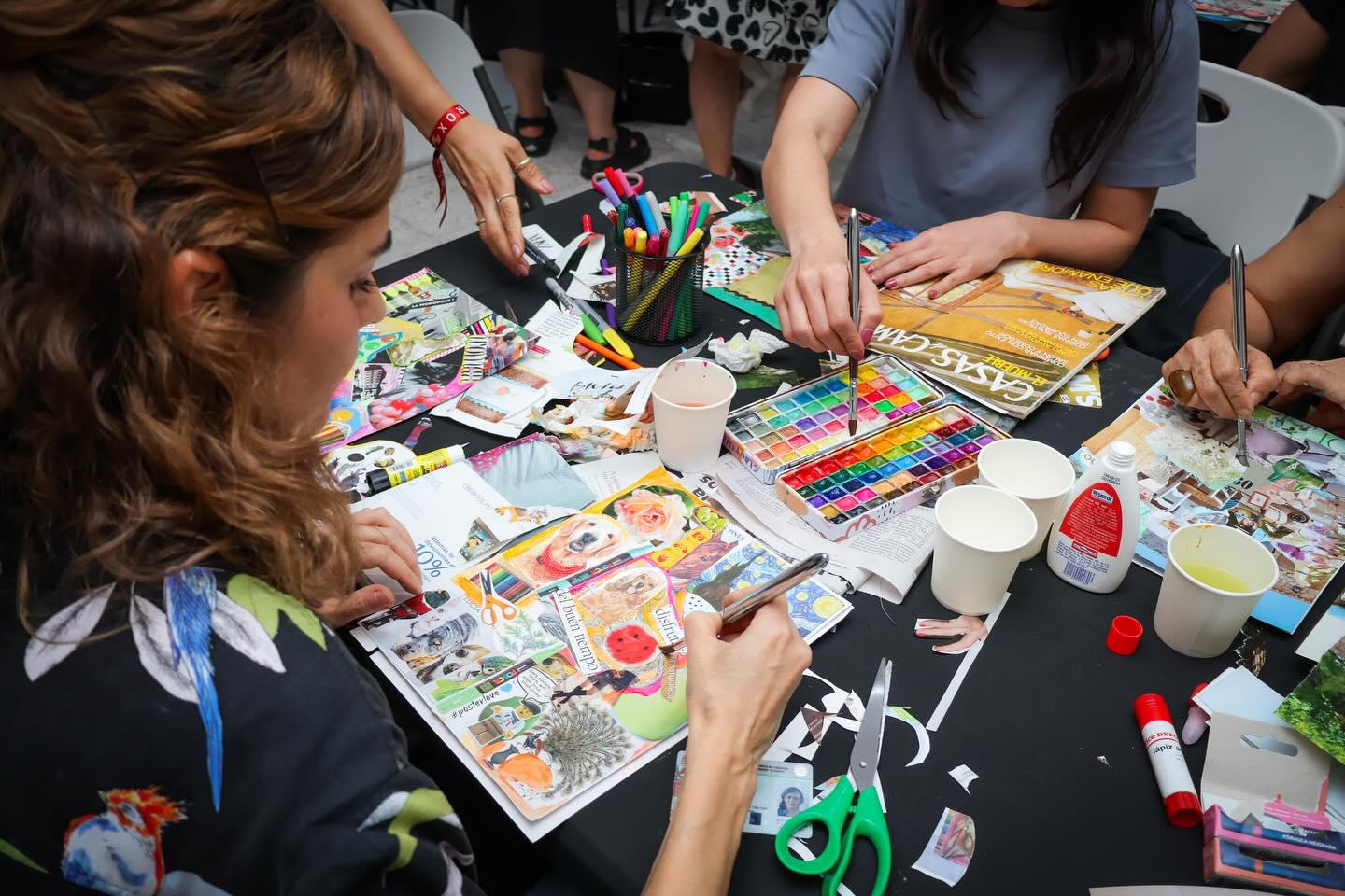 $!El público participa en el taller de collage impartido por lrene Clouthier.