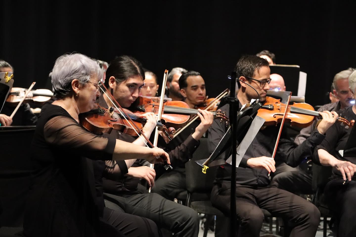 $!Los músicos de la orquesta ejecutaron bellamente las obras de ballet.