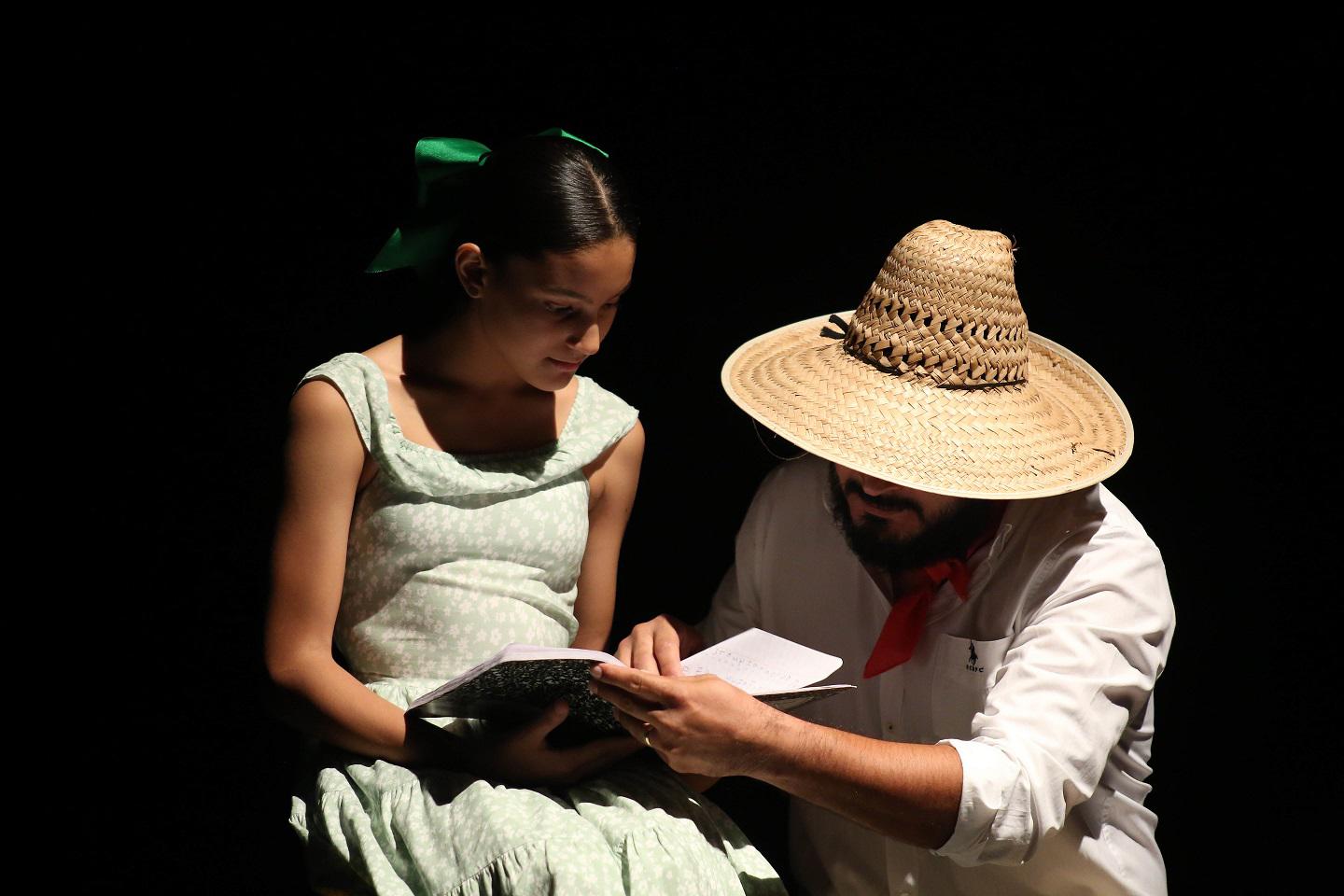 $!En Teatro, se presentó, en la Escuela Vocacional de Artes de Los Mochis, J’uilas que vamos lejos’, proyecto de César Manuel Arce.