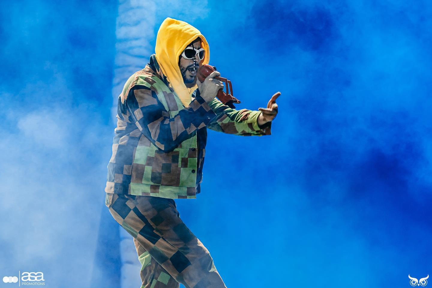 $!Se cae Bad Bunny en pleno concierto en Guatemala