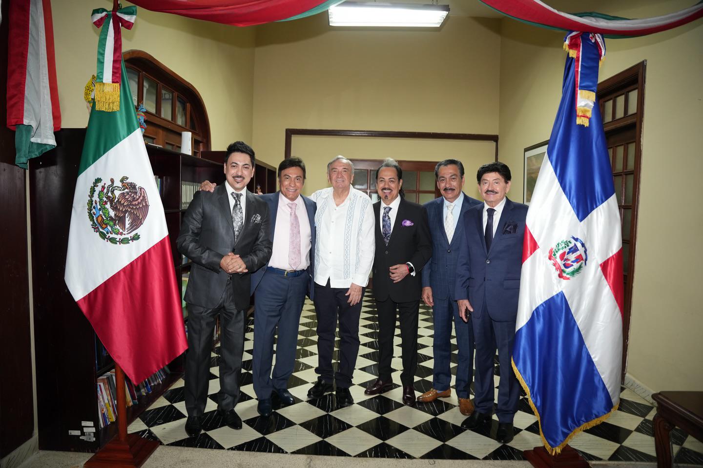 $!Los Tigres del Norte, junto al Embajador de México en República Dominicana Carlos Miguel Aysa.