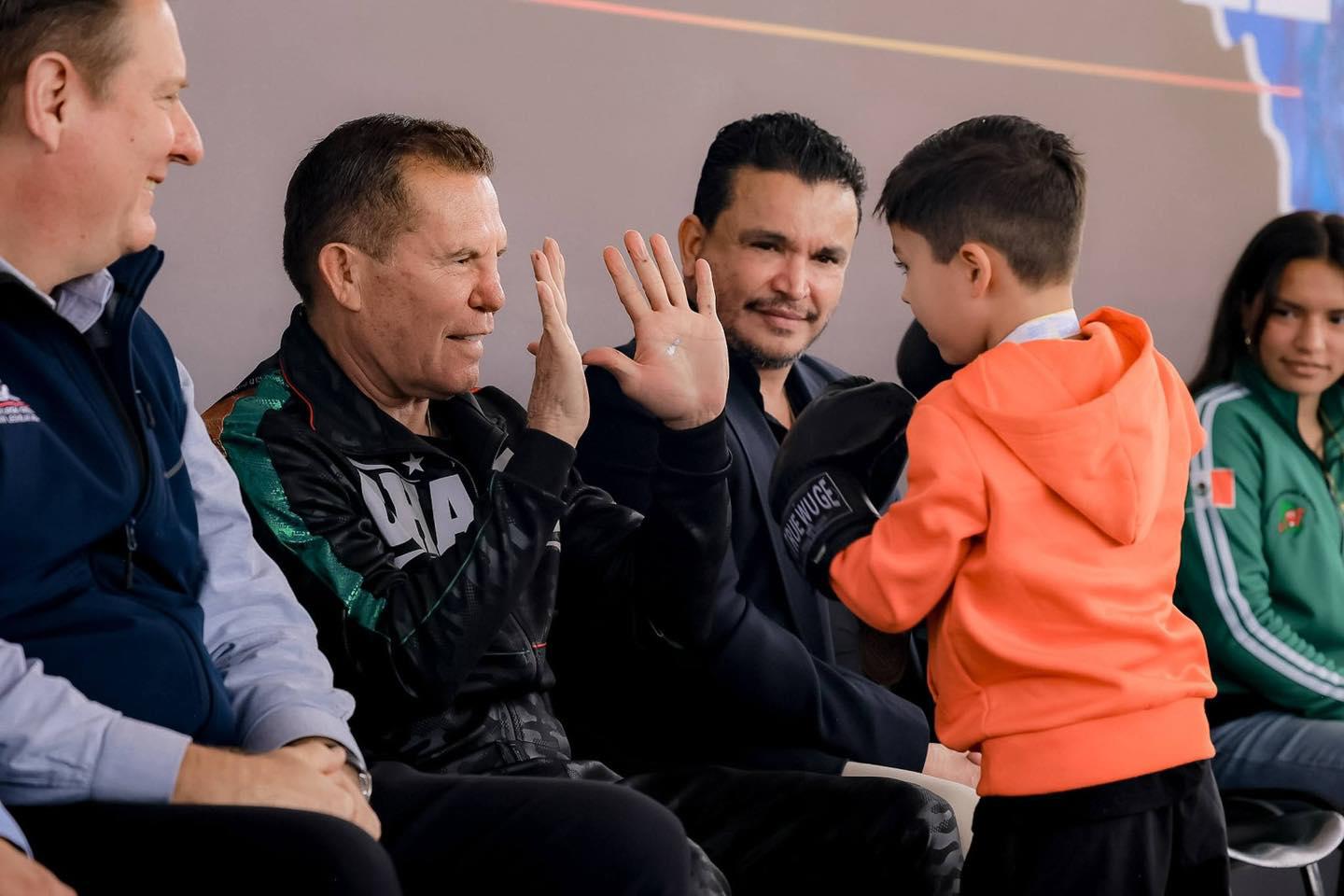 $!Julio César Chávez recibe homenaje con busto en Chihuahua