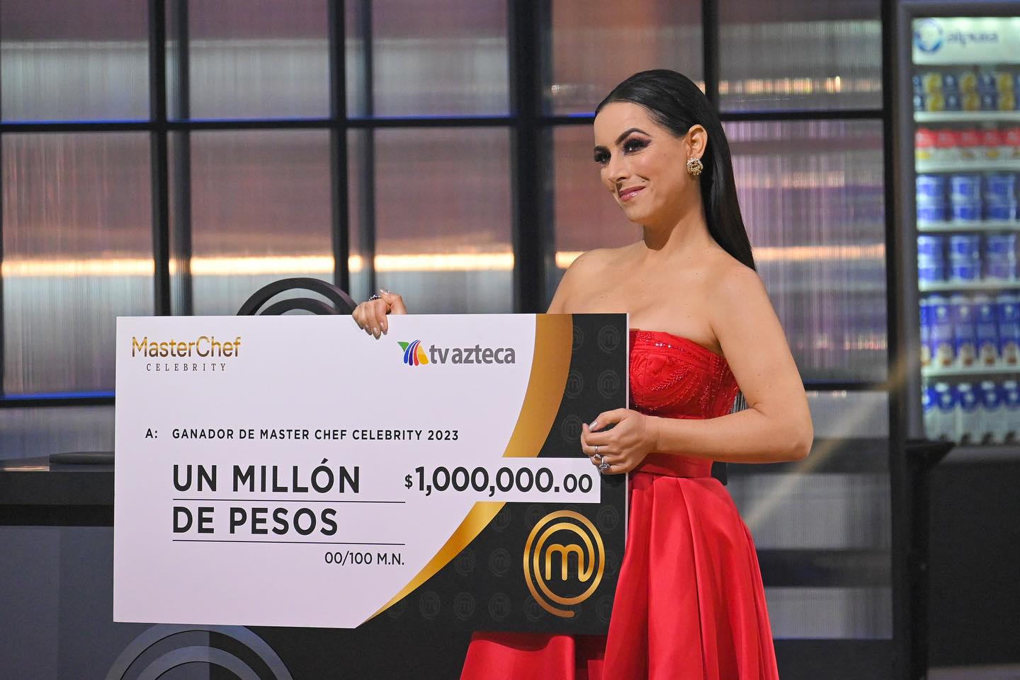 $!Claudia Lizaldi muestra el cheque del premio por 1 millón de pesos.