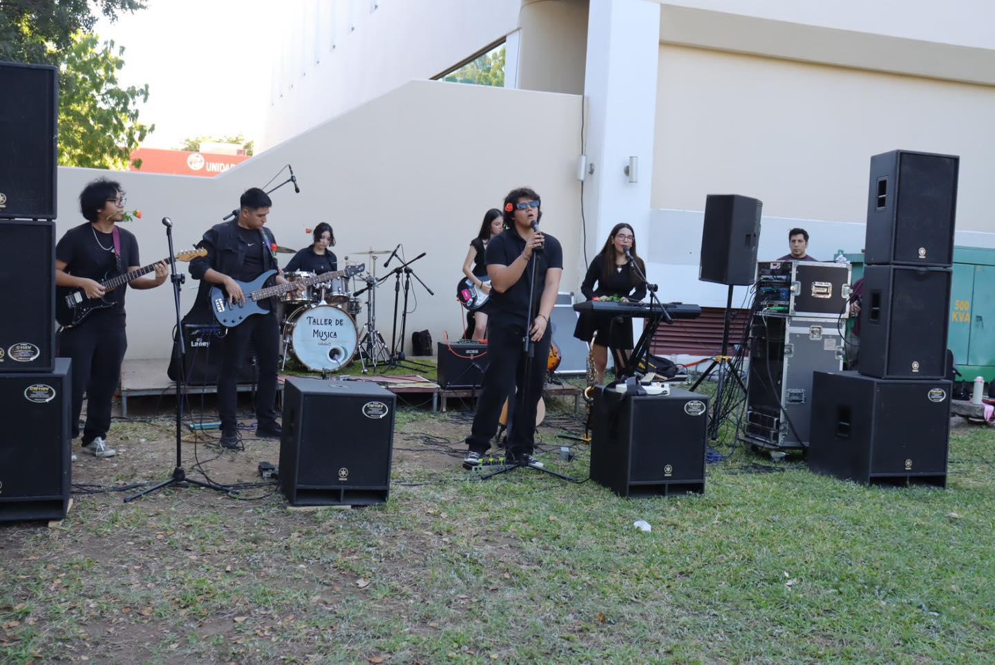 $!Los artistas llenaron el escenario de energía, talento y emoción con icónicas interpretaciones.