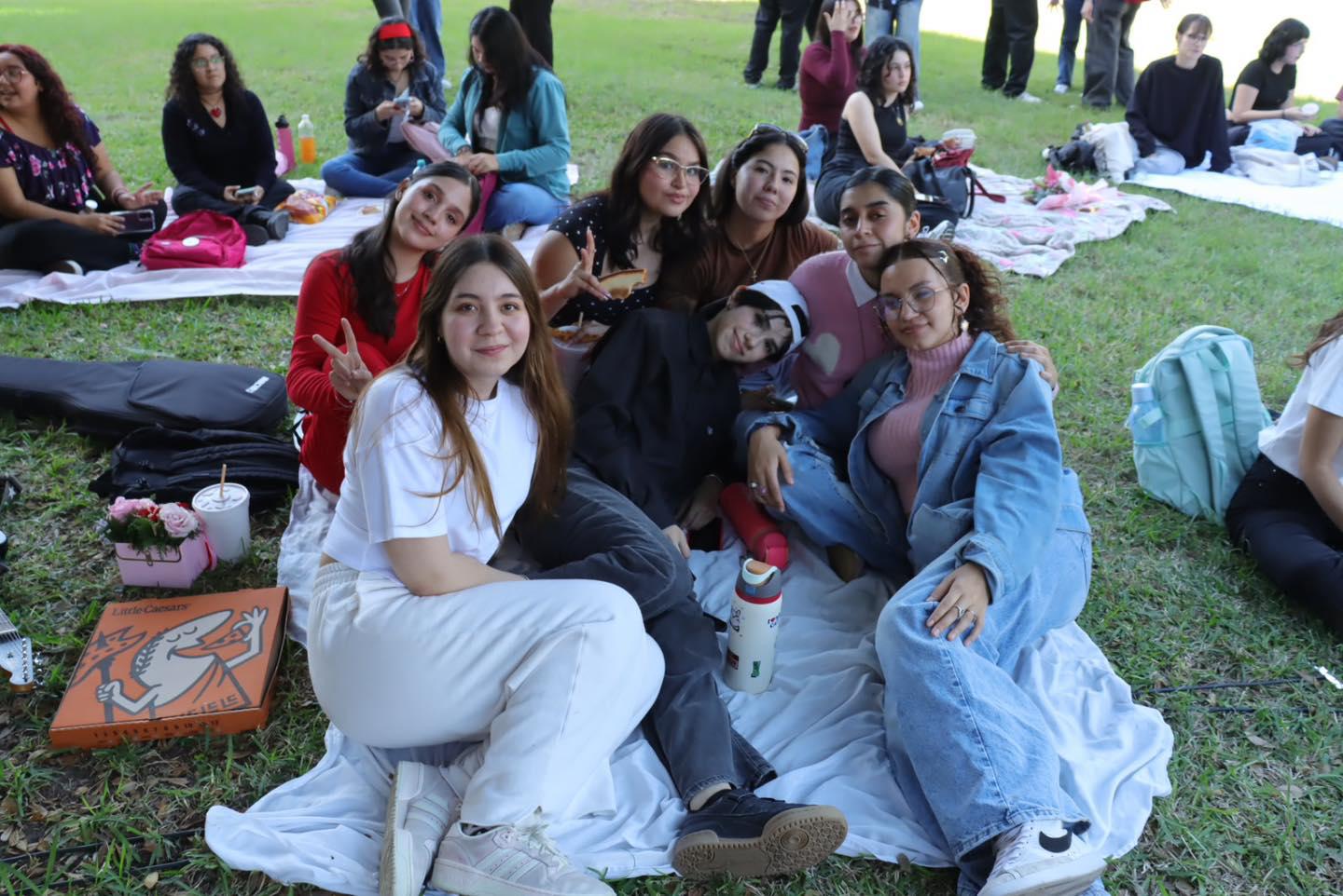 $!Los alumnos hicieron pícnic durante el concierto.