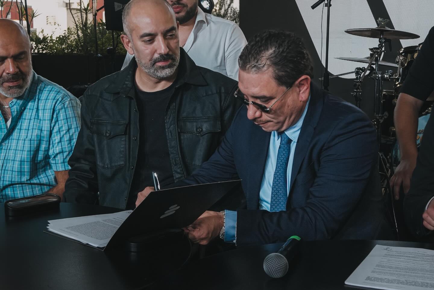 $!José Pavel Moreno realiza la firma del contrato.
