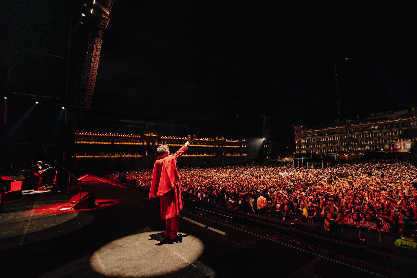 $!Uno a uno de los temas fue coreado por las miles de voces ahí reunidas.