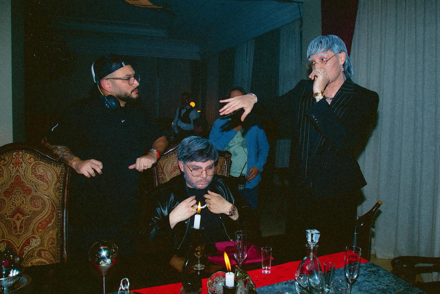 $!Cambia Peso Pluma su imagen