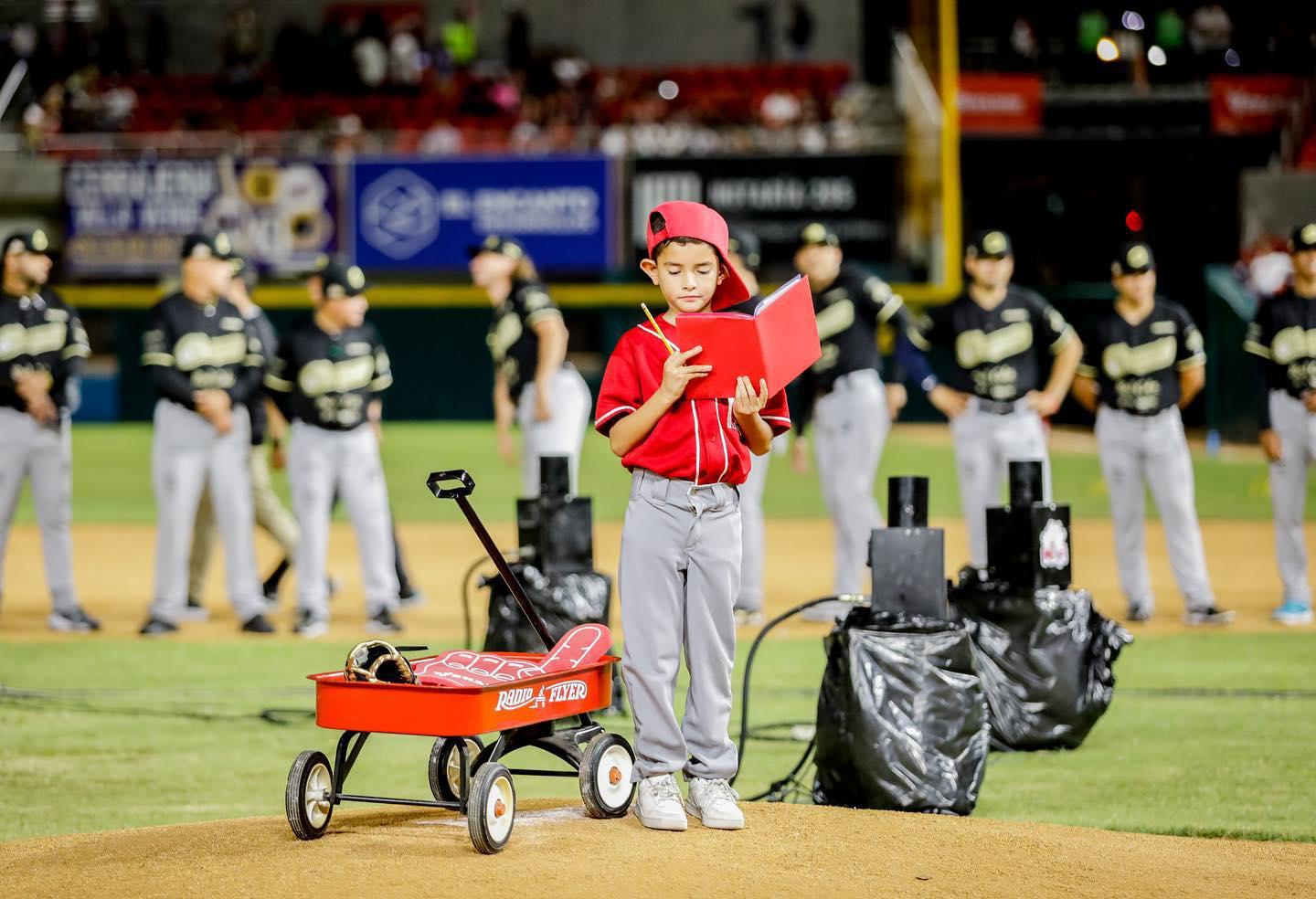 $!En la ceremonia, se dejó ver un pequeño vestido de beisbolista, sobre la loma de pítcheo.
