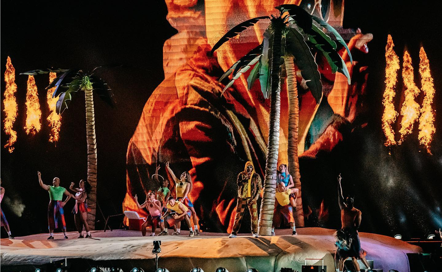 $!Se cae Bad Bunny en pleno concierto en Guatemala