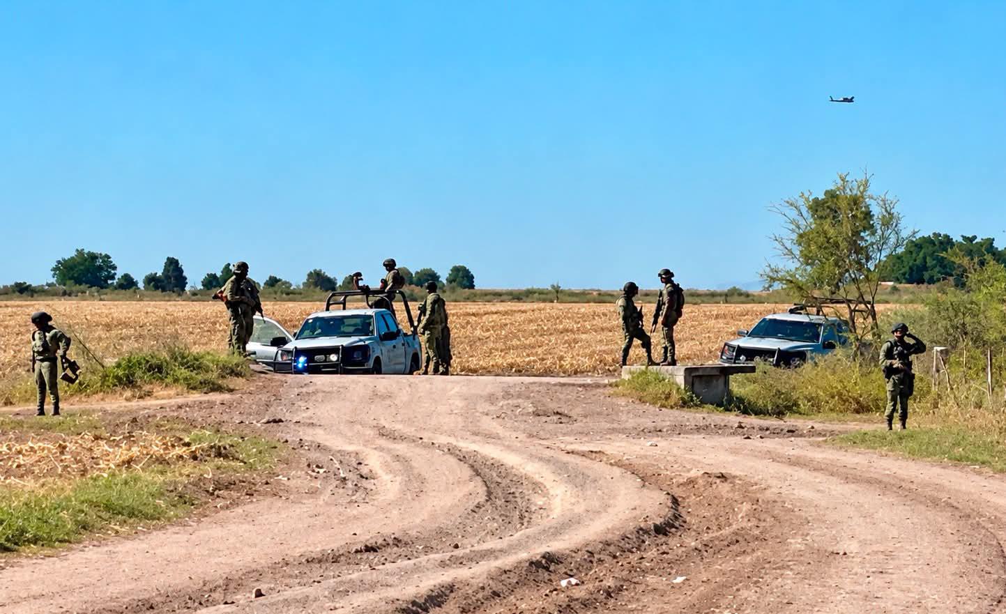 $!Persecución en la zona rural de Guasave deja dos vehículos de lujo asegurados por la Marina