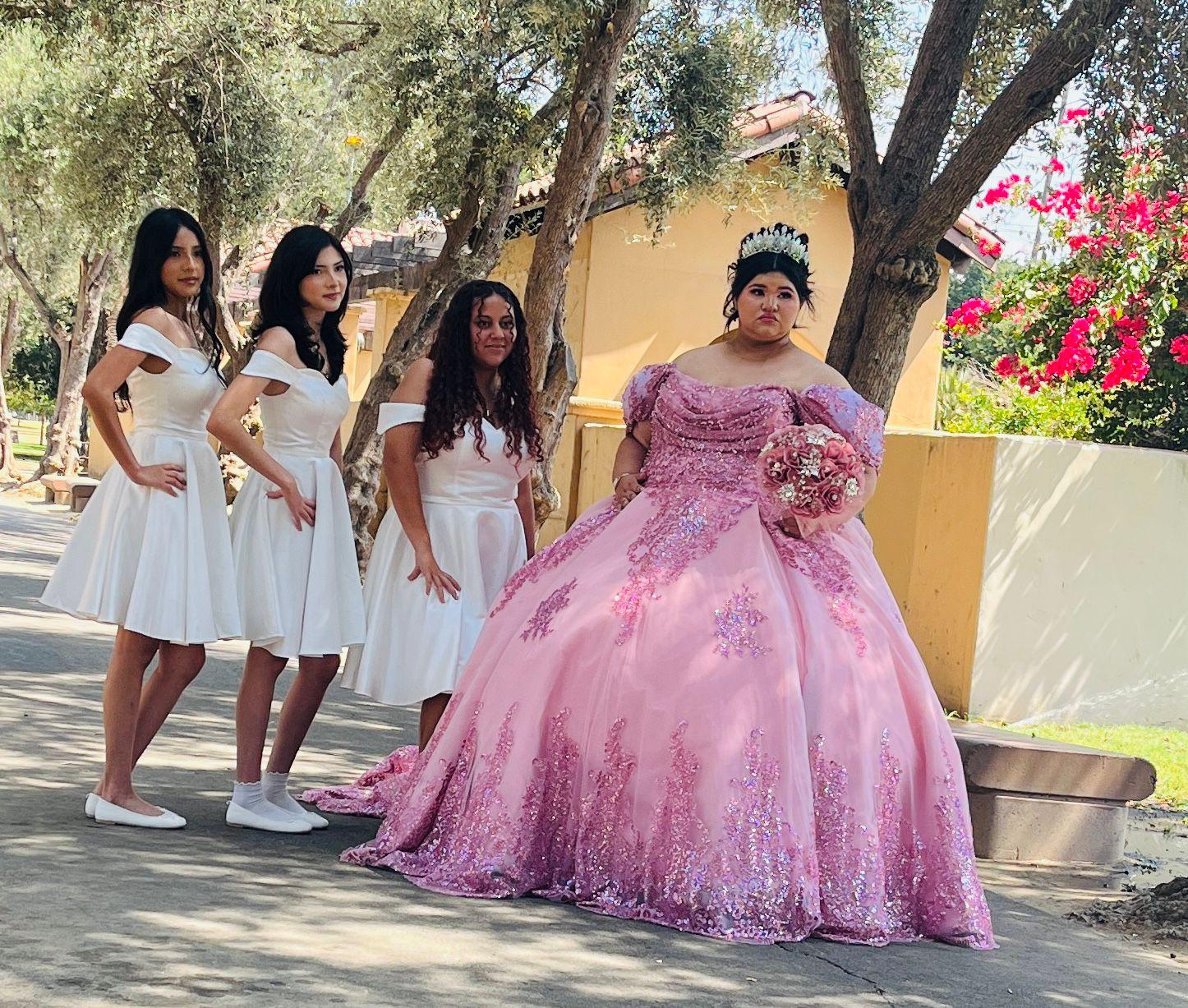 $!La festejada con sus damas de honor Natalie López, Joselyn López y Victoria Navarro.