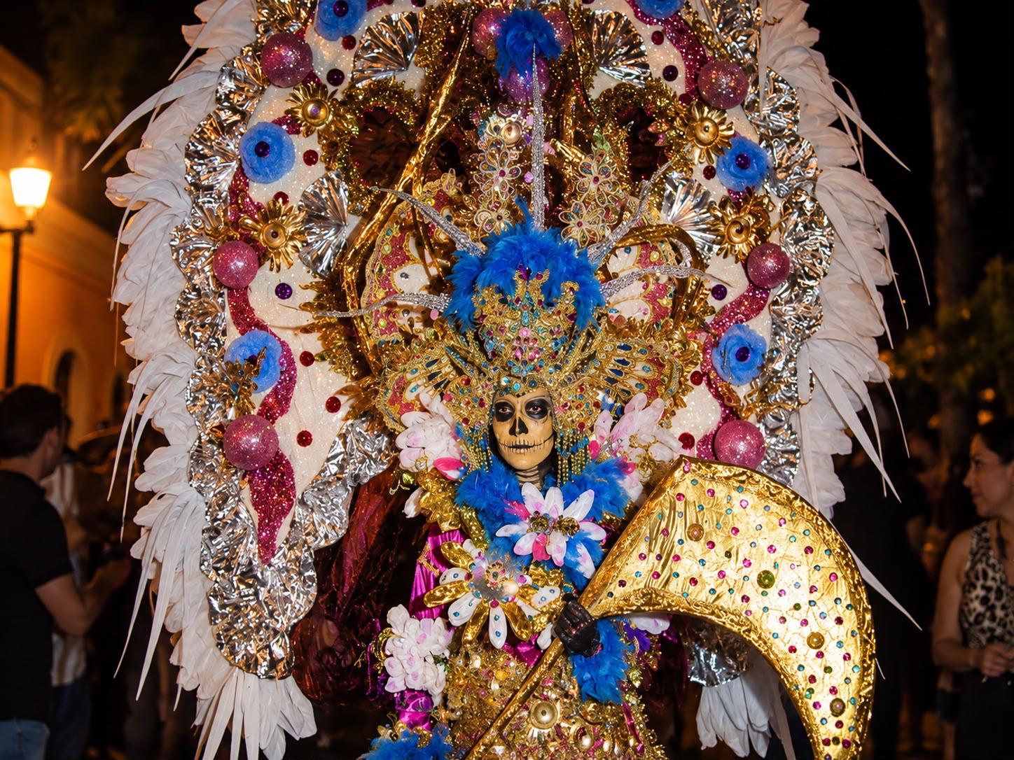 $!Coloridos vestuarios y caracterizaciones de catrinas han enriquecido las celebraciones del Día de Muertos en el Centro Histórico de Mazatlán.