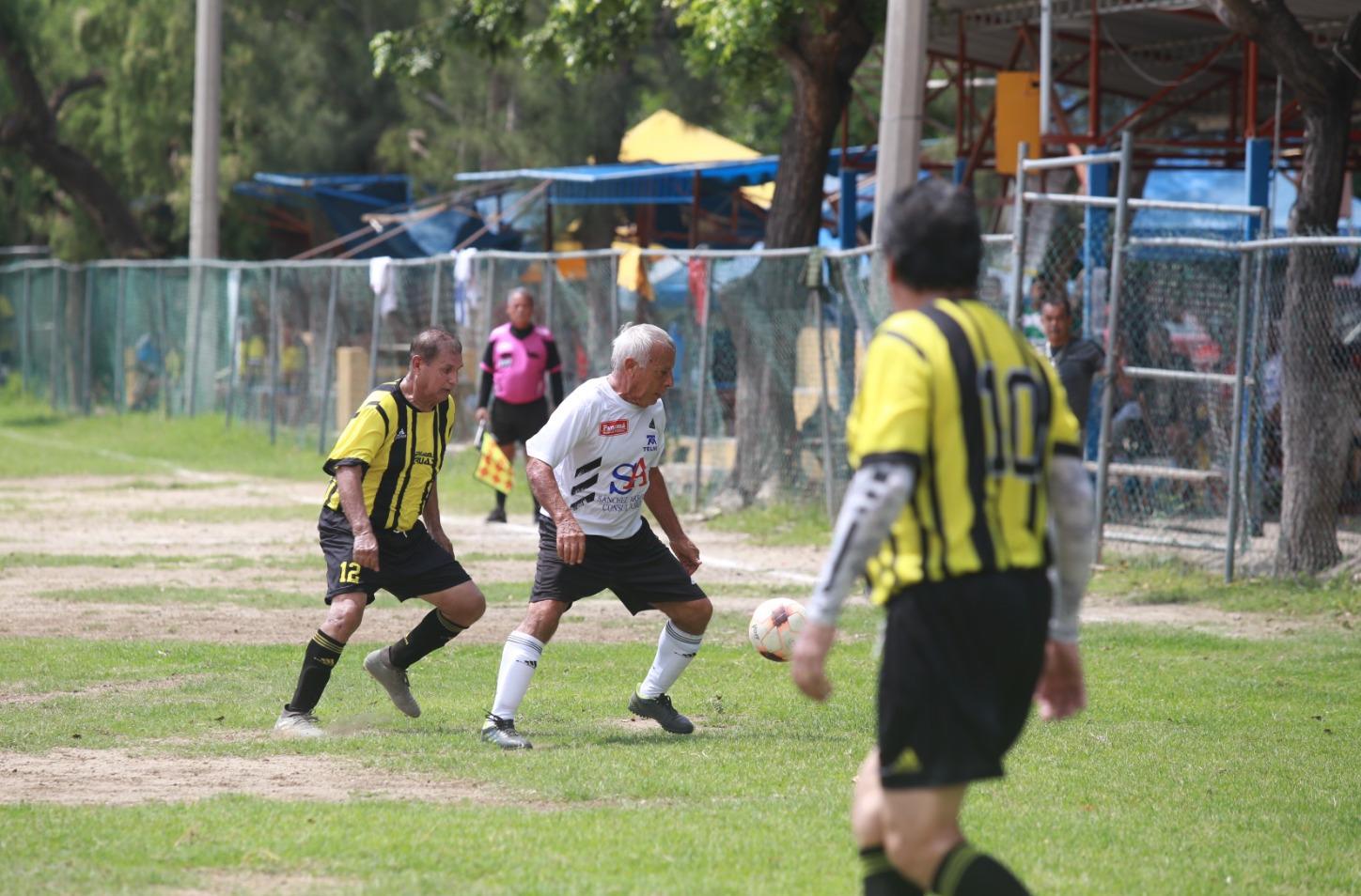 $!Servigrúas levanta la Copa en Veteranos Platino, en Muralla