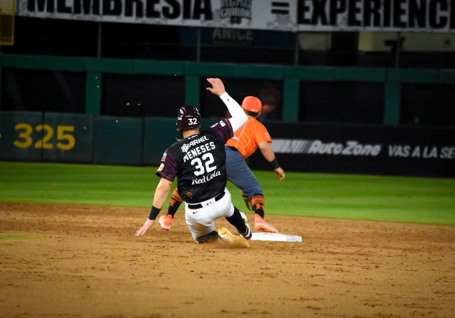 $!Tomateros de Culiacán saca la escoba en el Clásico de la LMP