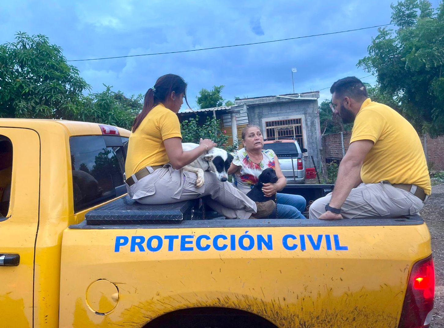 $!Habilitan refugios temporales en Mazatlán por ‘Norma’; llegan cuatro vecinos y tres mascotas