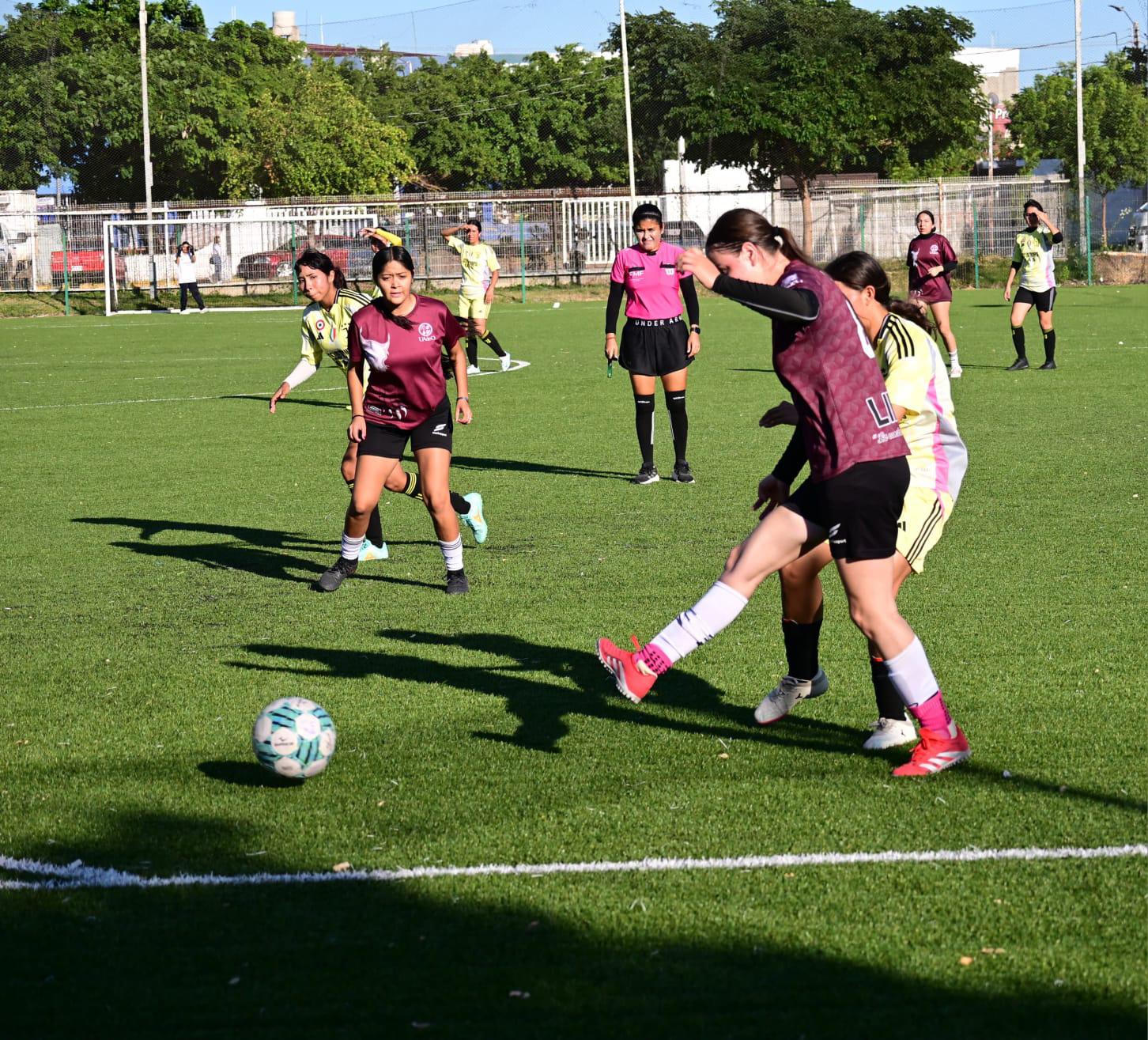 $!Linces y Águilas se reparten títulos de la Liga de Futbol 9 Universitaria