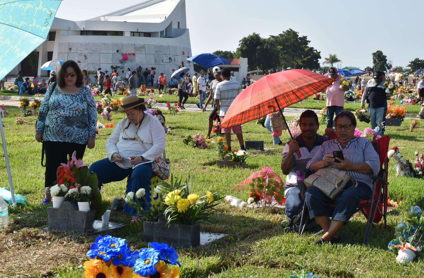 $!‘Siempre los recuerda uno’, familiares acuden a panteones de Mazatlán a pasar el día con sus seres queridos
