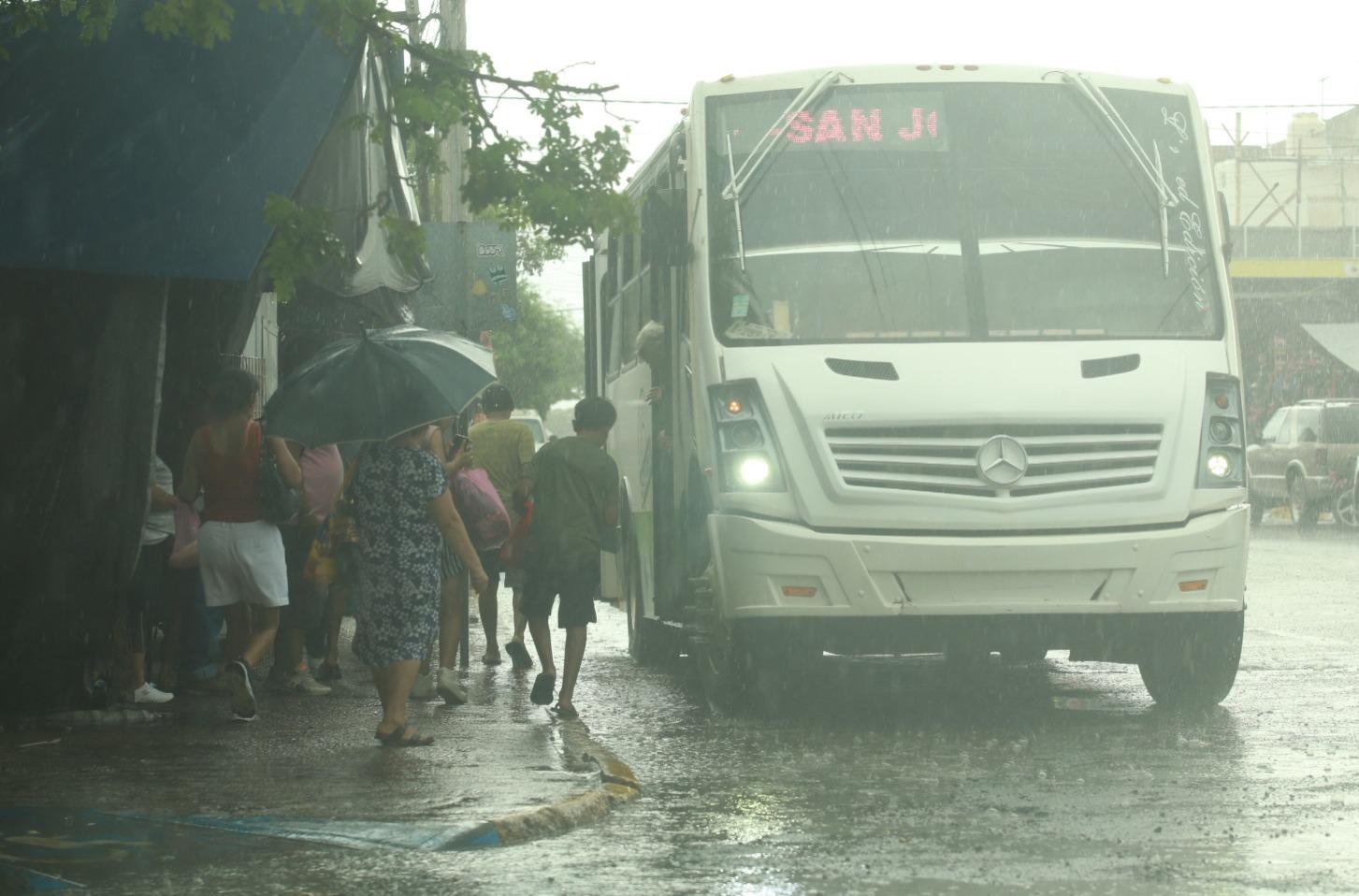 $!Lluvias toman por sorpresa a decenas en el mercado de la Juárez