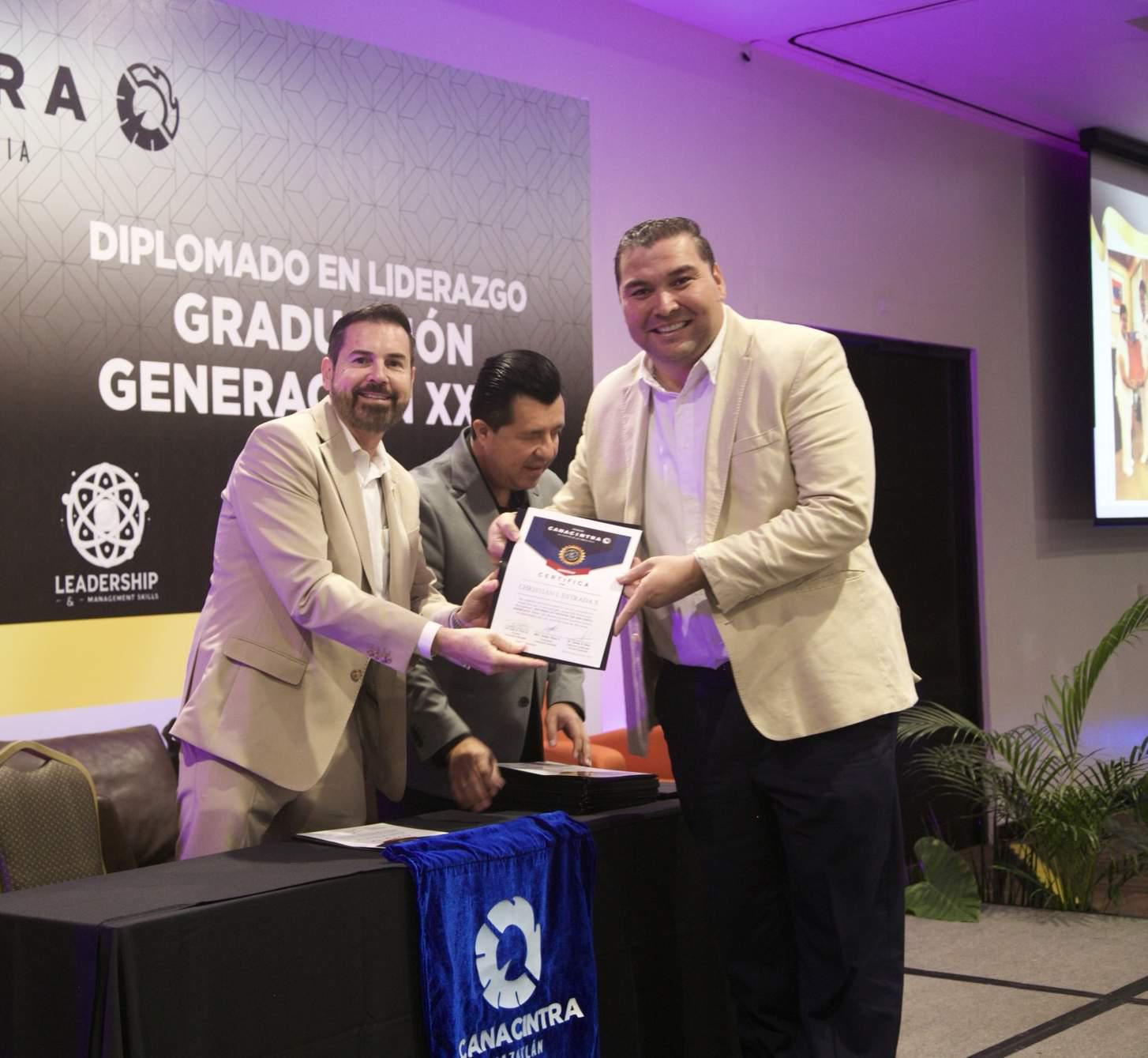 $!Christian Estrada recibe su documentación.