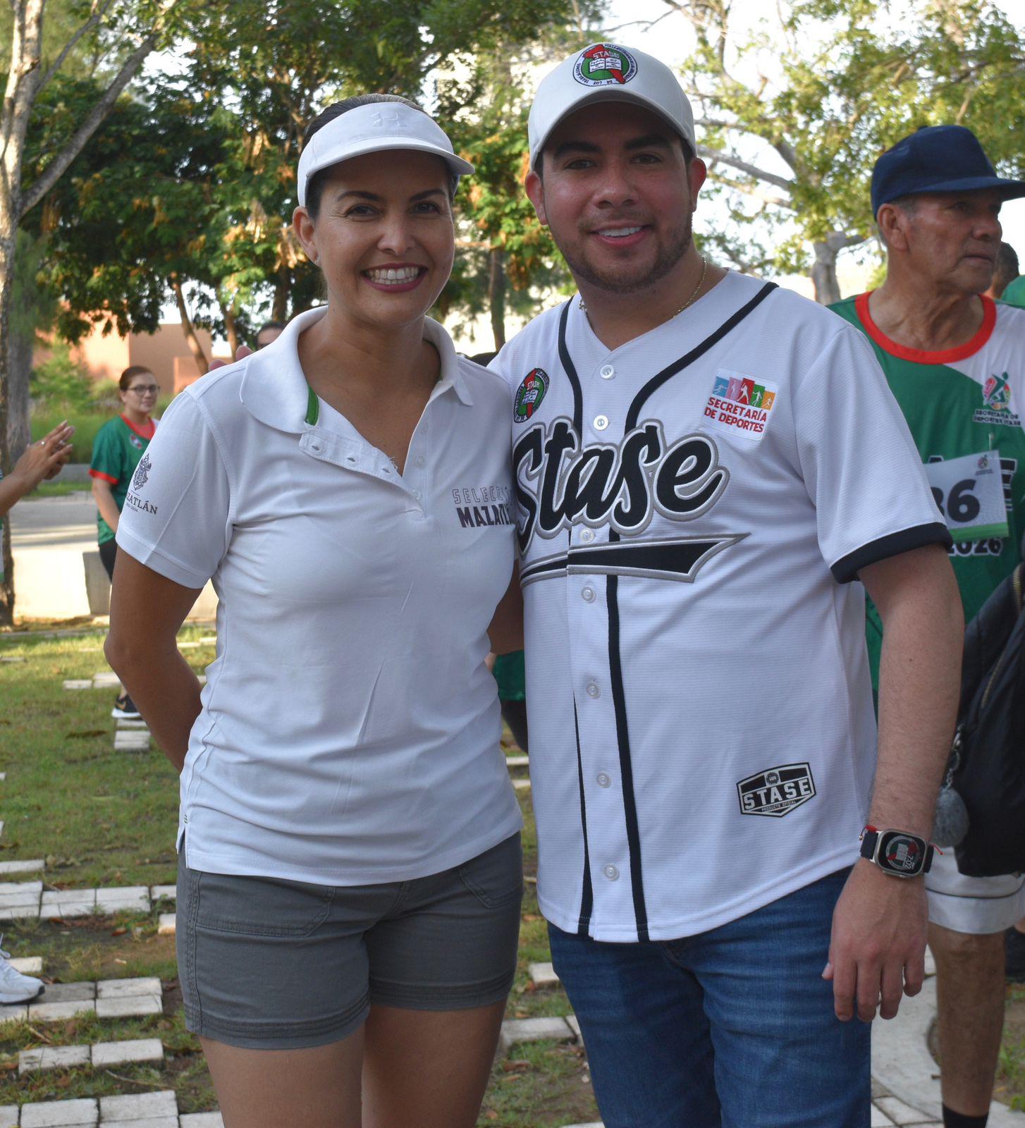 $!Madrugan servidores públicos para celebrar con caminata