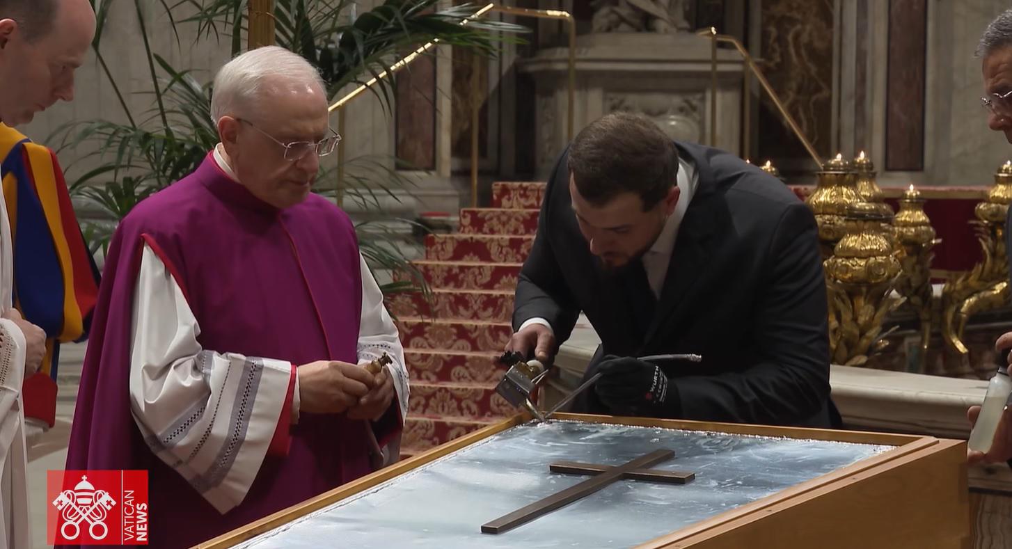 $!Cierran féretro del Papa Francisco; 250 mil fieles acudieron a despedirlo