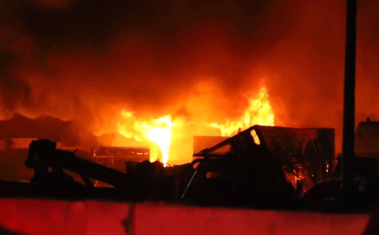 $!Incendio en pensión vehicular moviliza cuerpos de seguridad y auxilio al sur de Mazatlán