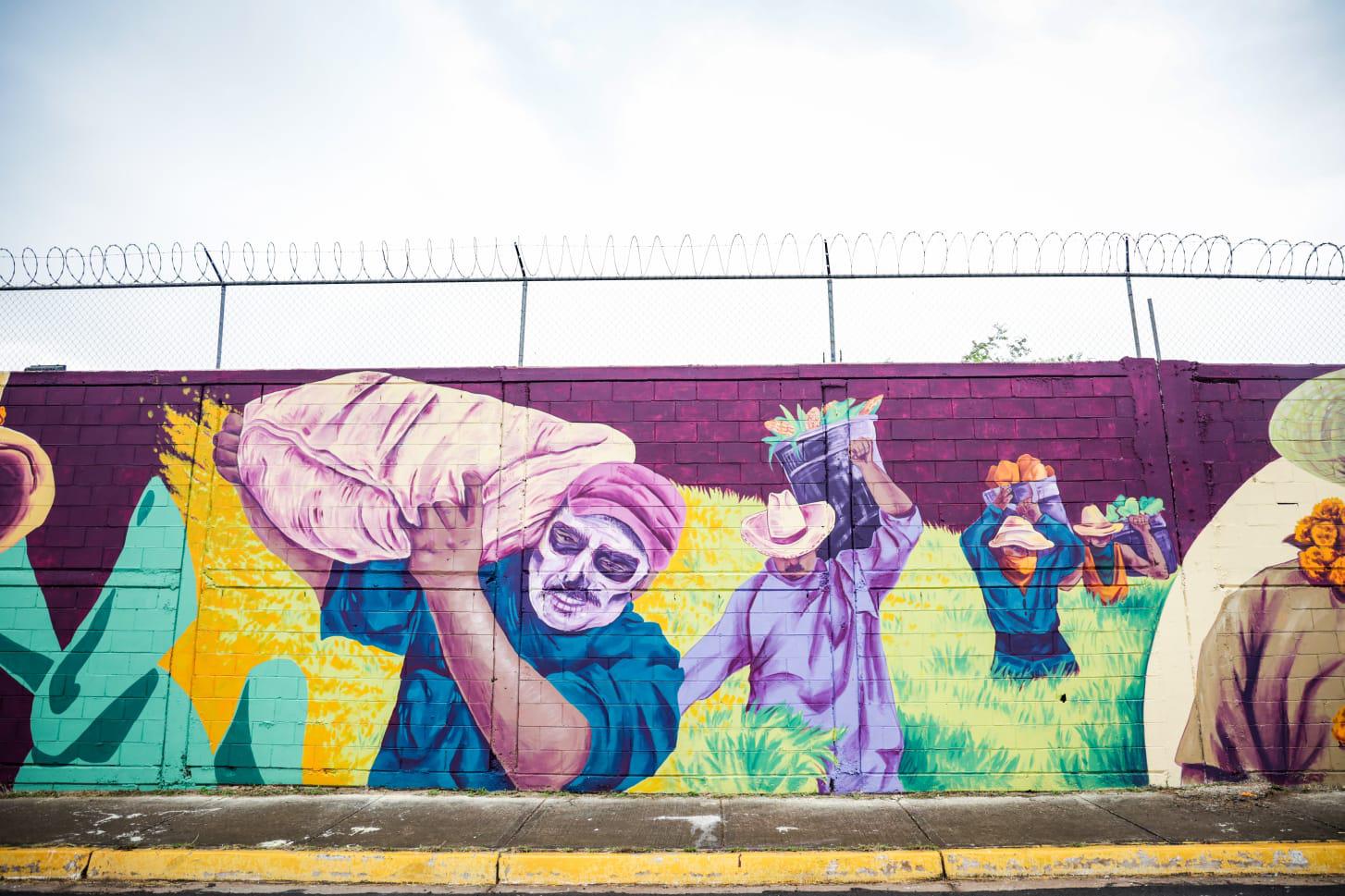 $!Luis Manuel González plasma la identidad mexicana del Día de Muertos en mural de 300 metros