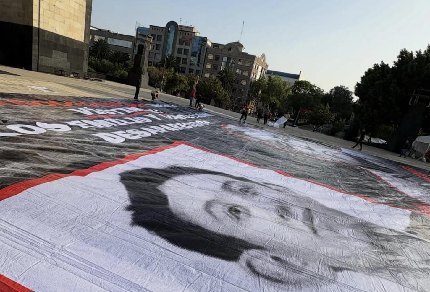 $!Familiares de Carlos Emilio, desaparecido en Mazatlán, exigen justicia con megamanta en CDMX