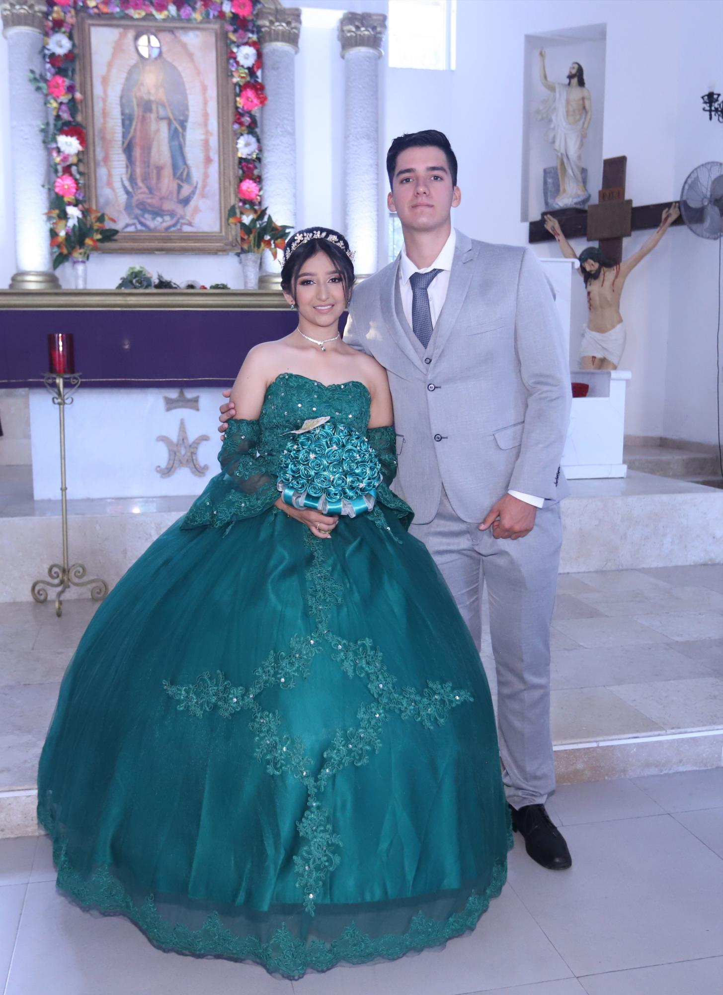 $!Ivanna, junto a su chambelán Jesús Carrera.