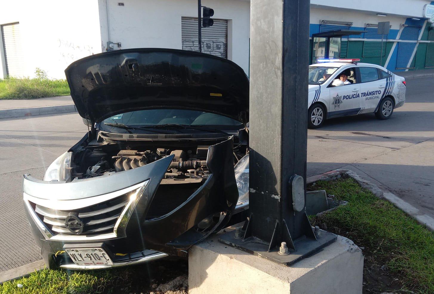 $!Auto choca contra poste de semáforo en Mazatlán