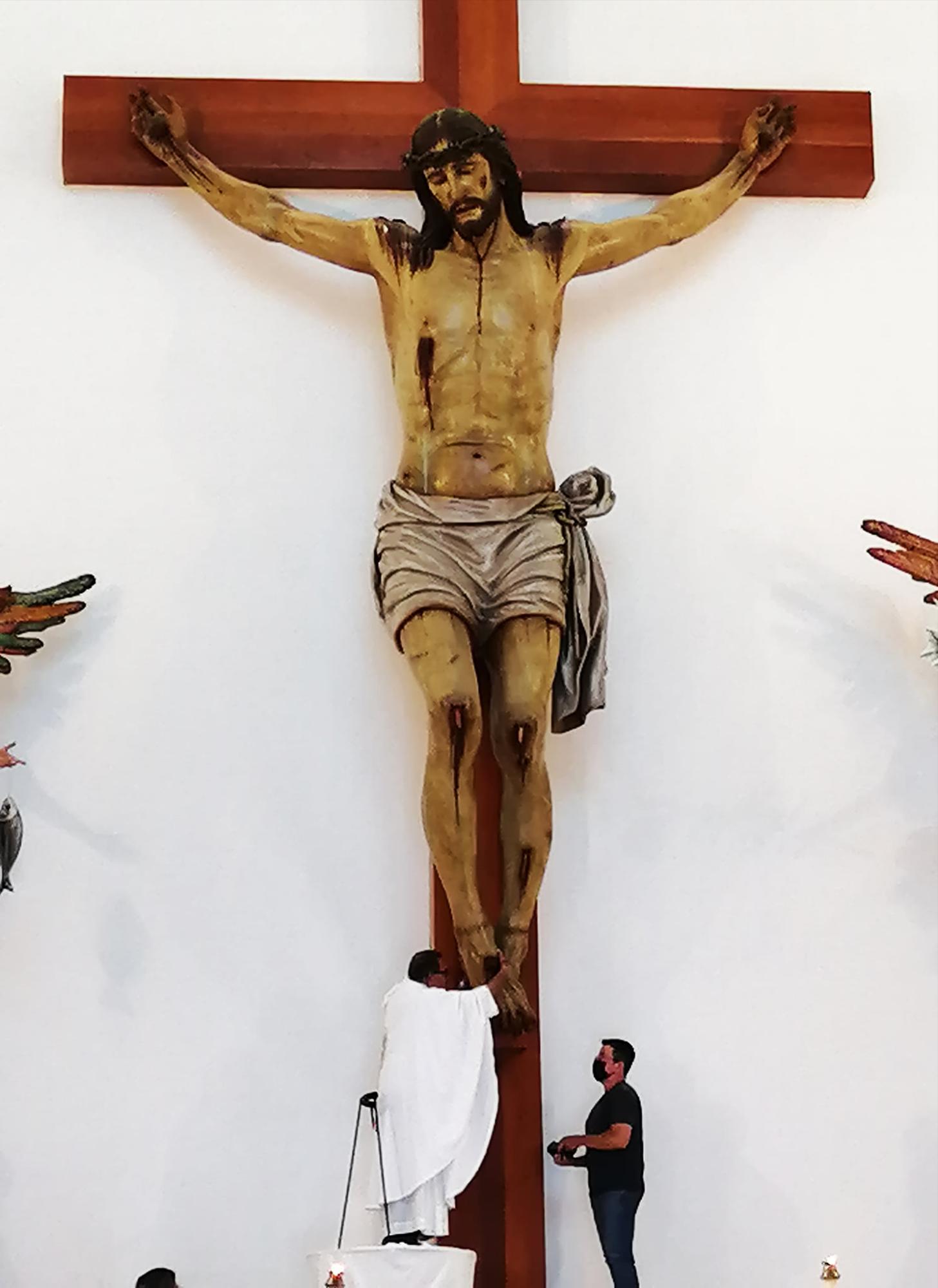 $!El Cristo gigante de 6.10 metros de altura y su cruz es de 11 metros, colocado en el Altar Mayor del Templo.