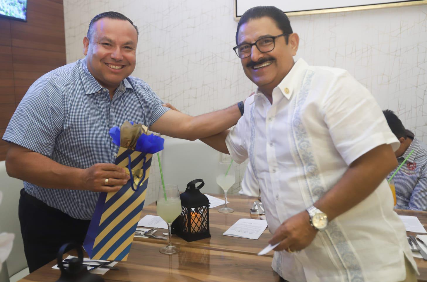 $!Miguel Ángel López recibe un regalo de parte de Francisco González.