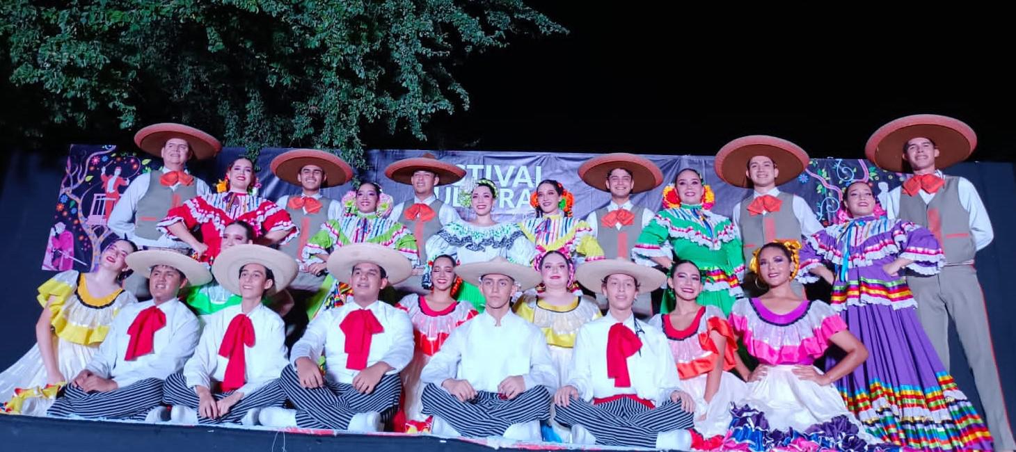 $!Los jóvenes del Ballet Folklórico del Instituto de Cultura de Mazatlán y el Ballet Folklórico Juvenil, dieron cátedra de las tradiciones mexicanas con su baile.