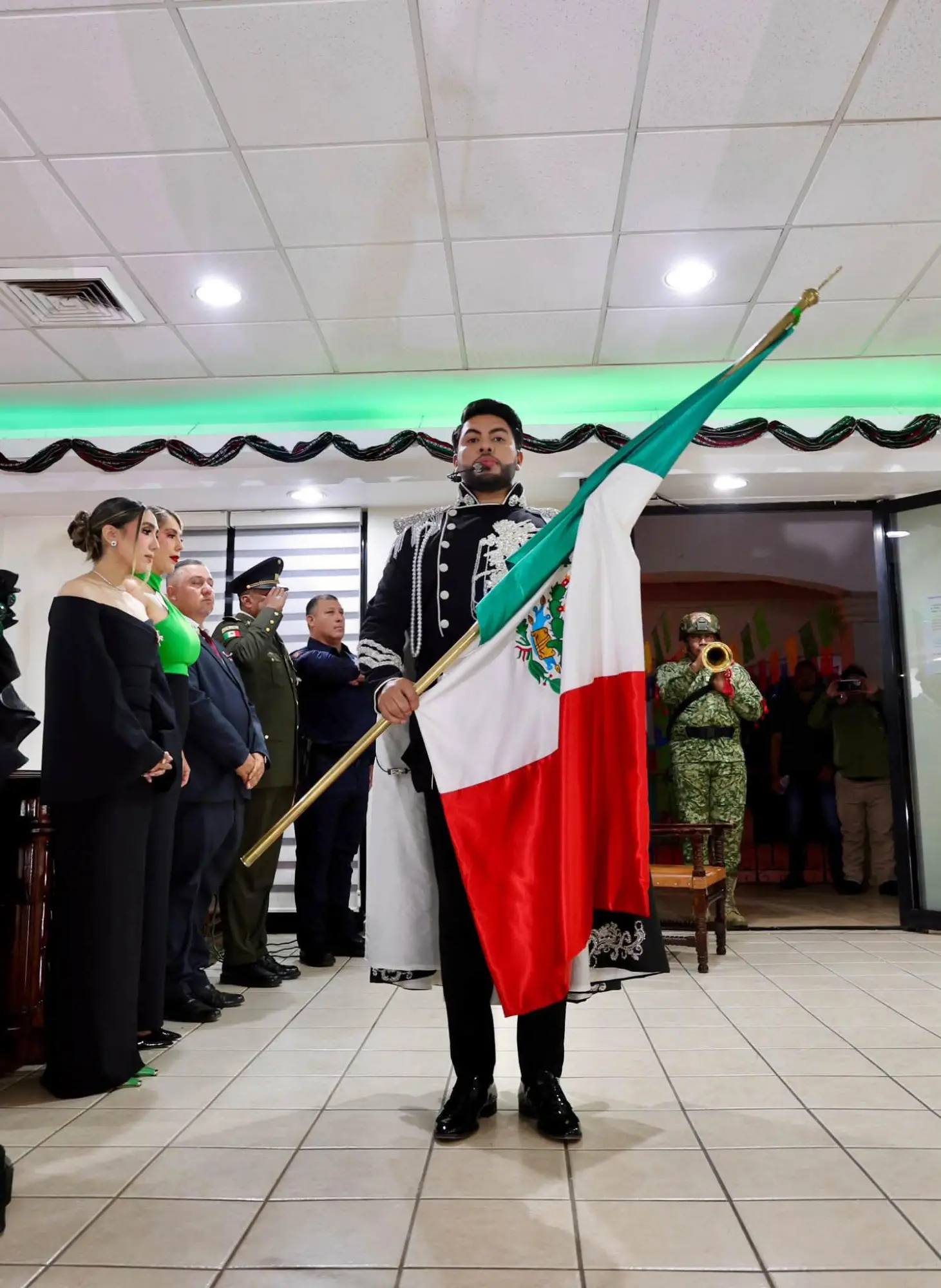 $!Un traje en estilo militar, es el que presenta el Alcalde de Elota.