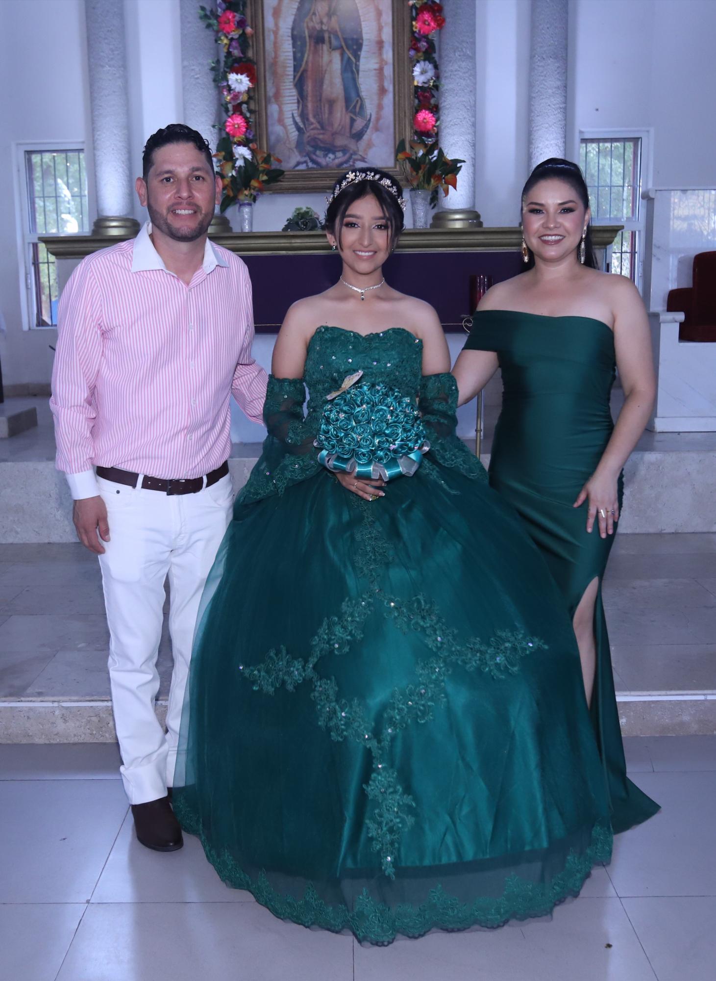 $!La quinceañera entre sus padrinos, Christian Aguiar y Yesenia Zermeño.