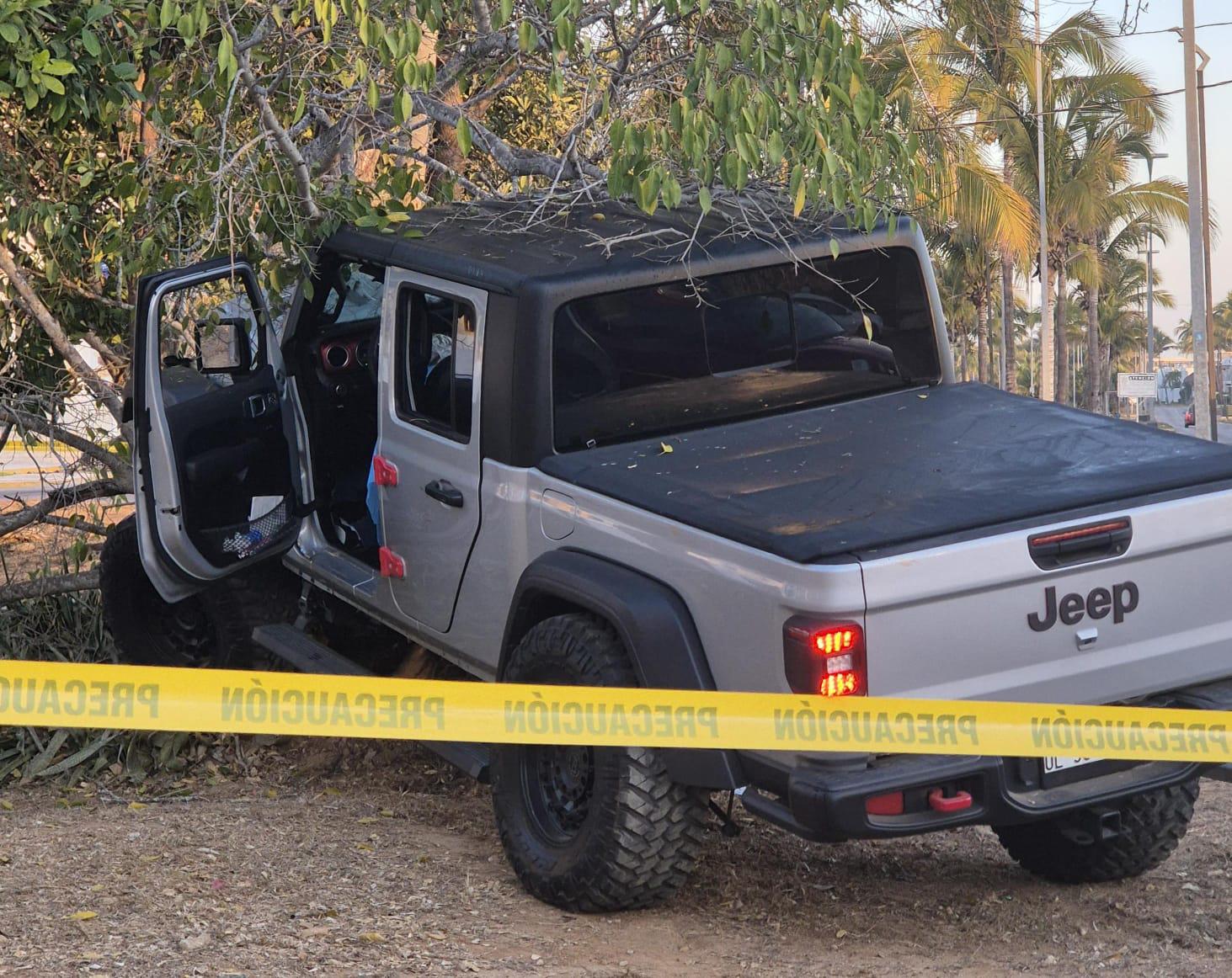 $!Conductora muere al chocar su Jeep contra luminaria en La Marina Mazatlán