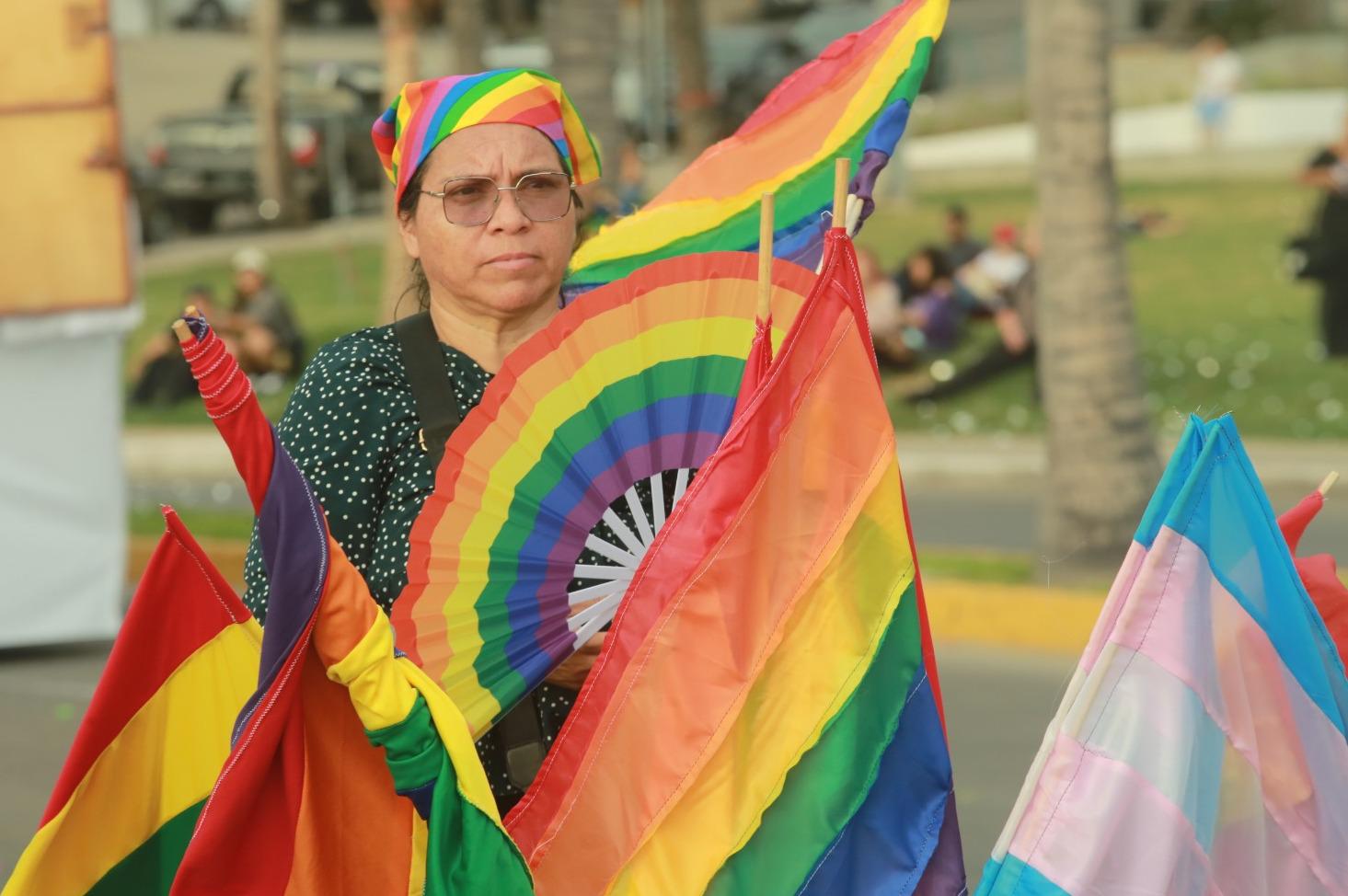$!Marcha del Orgullo pinta de colores el Malecón de Mazatlán por la igualdad y la diversidad
