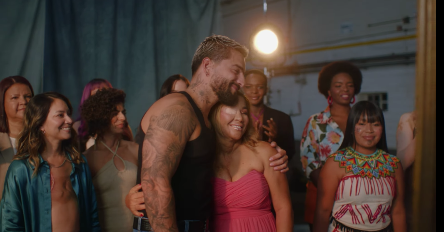 $!Honra Maluma la belleza femenina con ‘La reina’