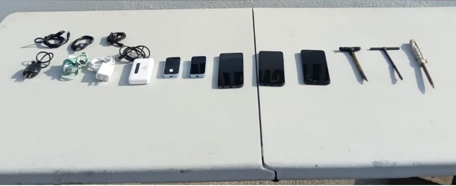 $!Hallan celulares y armas punzocortantes durante inspección en el Penal de Culiacán