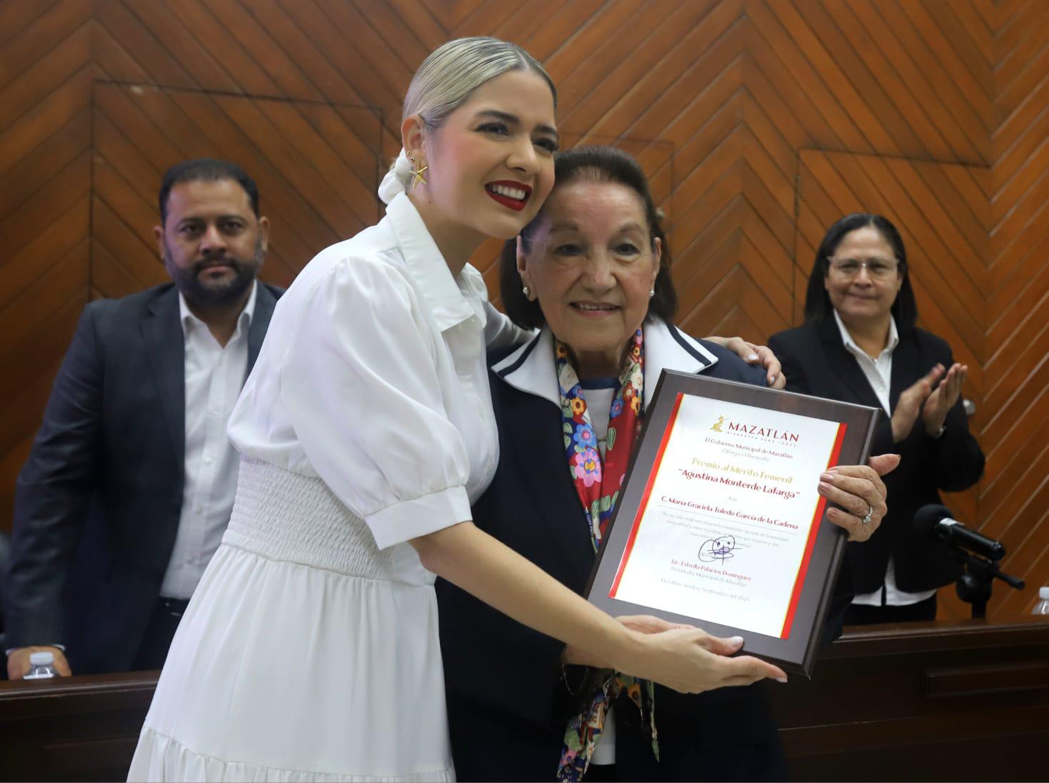 $!María Graciela recibió la medalla y el reconocimiento de manos de la Alcaldesa Estrella Palacios Domínguez, quien encabezó la ceremonia.