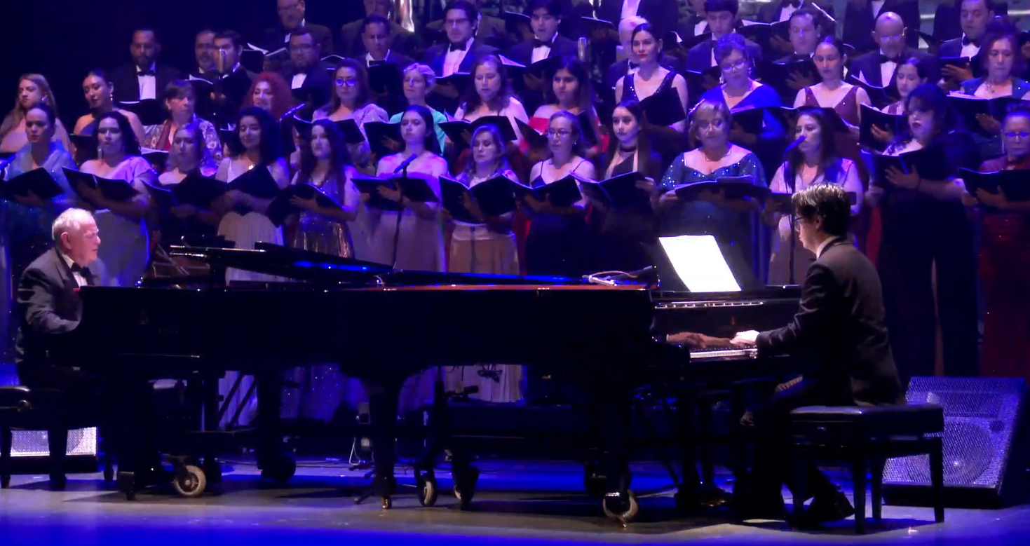 $!El público respondió con una ovación al finalizar el concierto ofrecido en el Teatro Ángela Peralta.