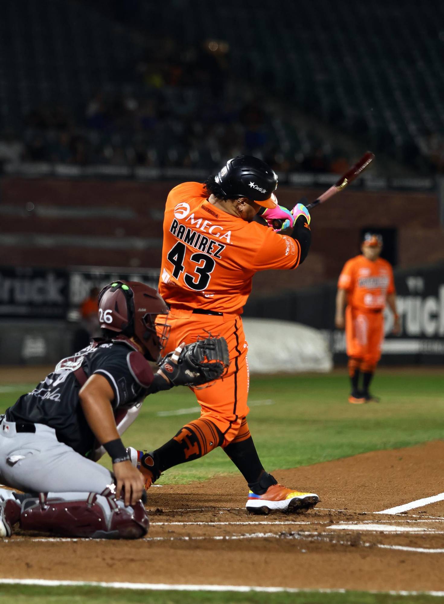$!Tomateros caen en extrainnings y Naranjeros empatan la serie en Hermosillo