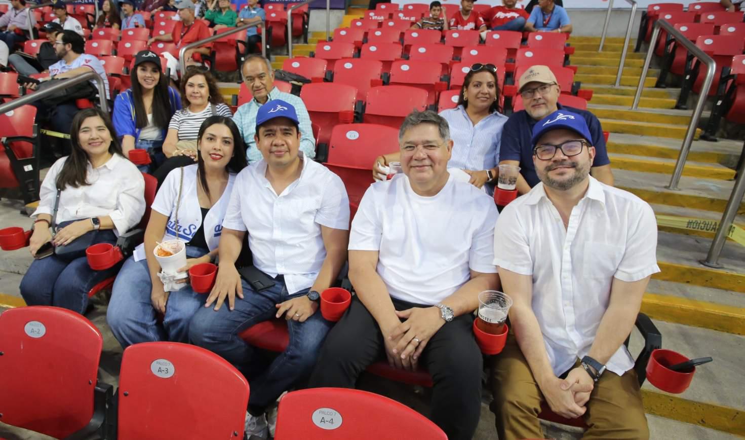 $!Colaboradores del Grupo Pinsa estuvieron presentes en el homenaje al líder de su empresa.
