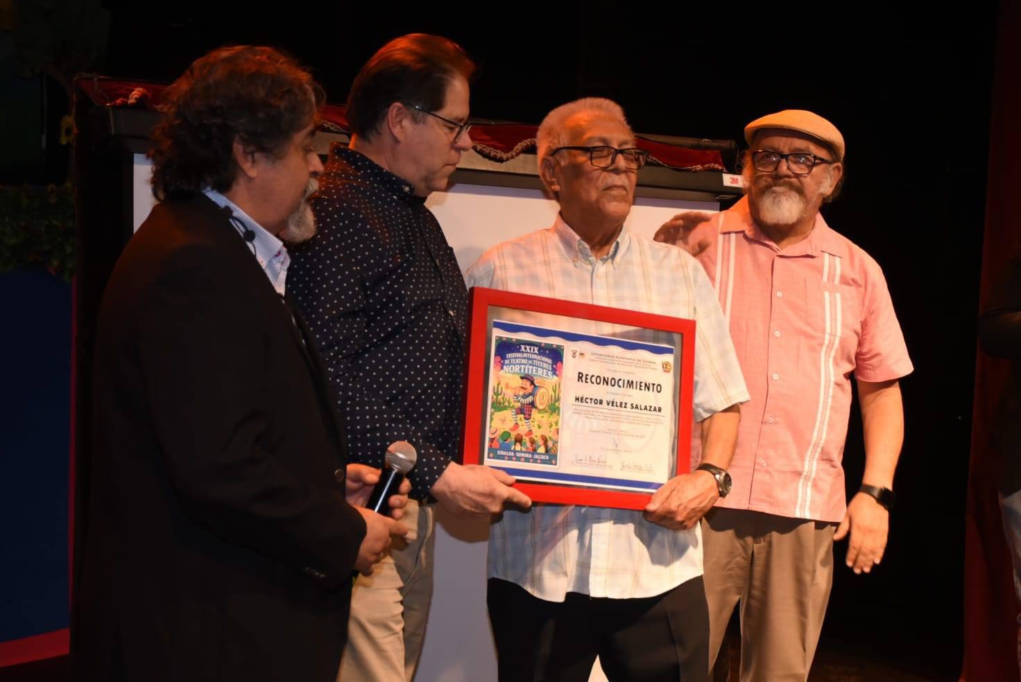 $!Festival Internacional Nortíteres entrega del Reconocimiento al Mérito Titiritero a Héctor Vélez.