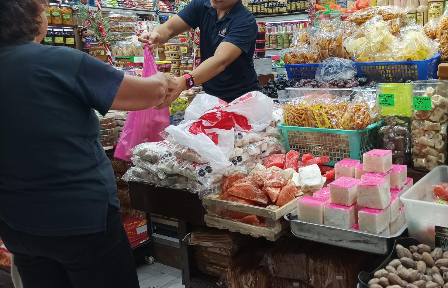 $!Se llenan mercados y comercios ambulantes de dulces navideños