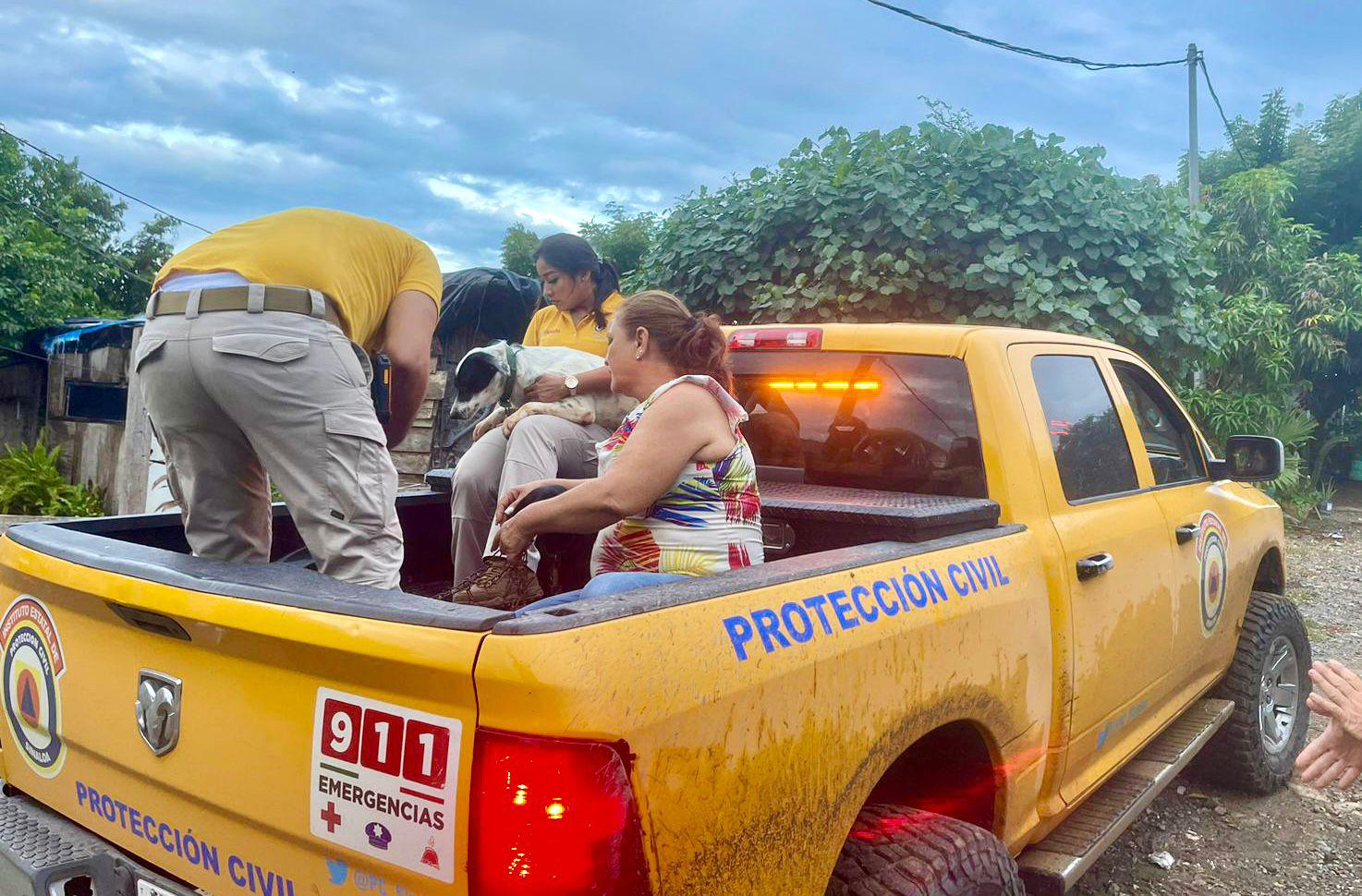 $!Habilitan refugios temporales en Mazatlán por ‘Norma’; llegan cuatro vecinos y tres mascotas