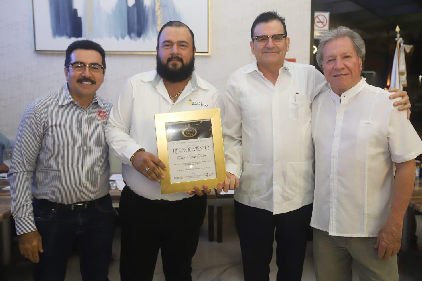 $!Jesús Páez con su reconocimiento.